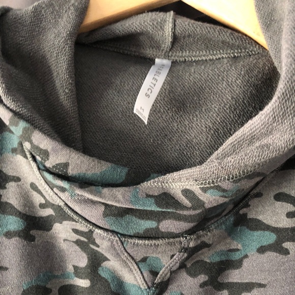 Fabletics Hadley Hi Low Camo Crop Hoodle - Picture 7 of 7